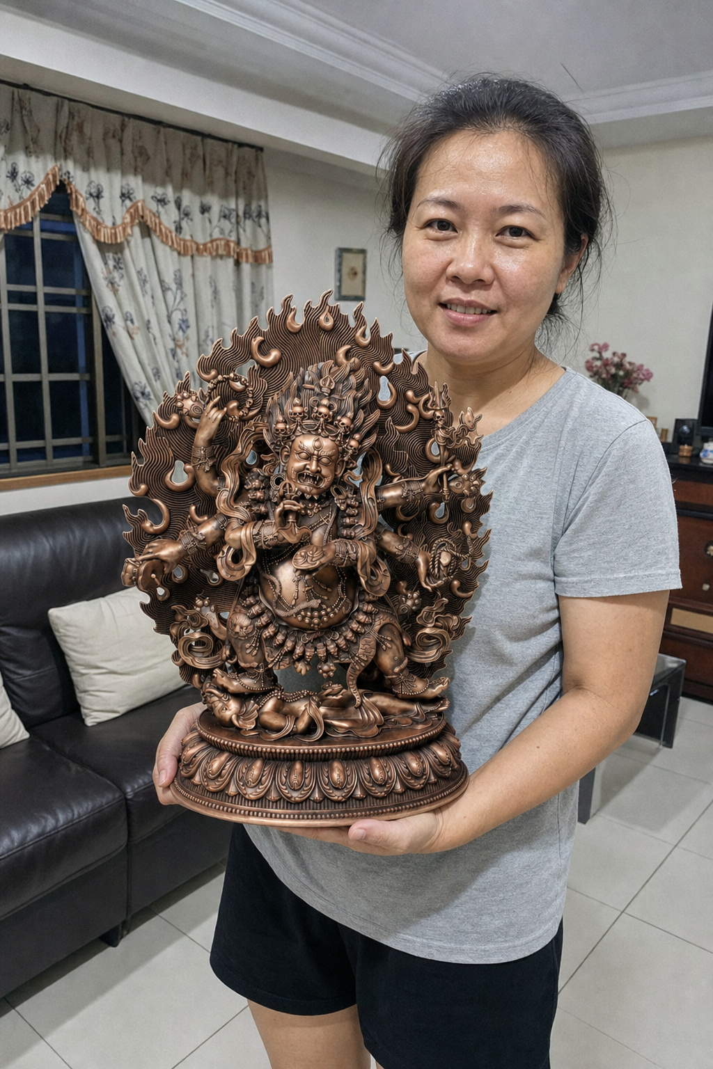 家中佛堂供奉的六臂大黑天红铜像，高40厘米