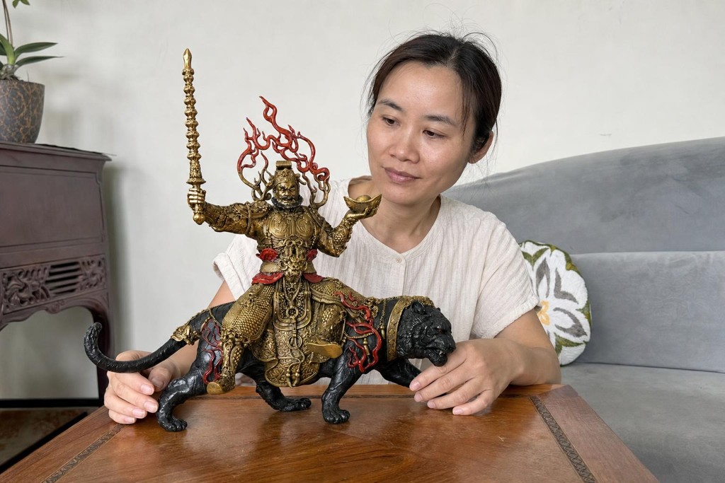 赵公明财神骑黑虎像，与华裔女性在居家场景中